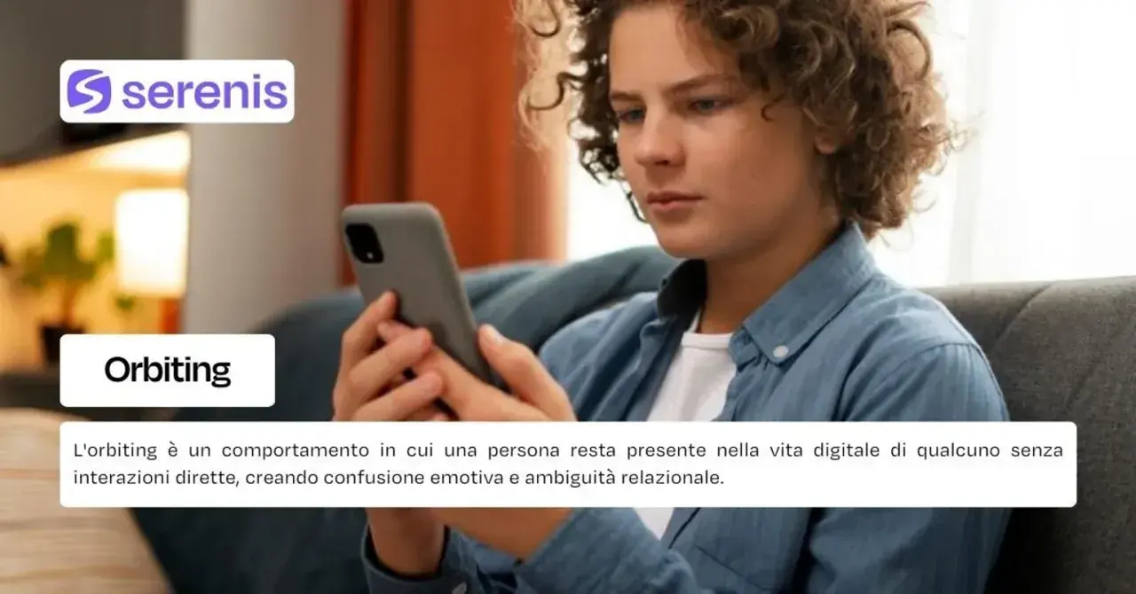Ragazzo con smartphone, il testo spiega che chi fa orbiting ritorna nella vita digitale altrui senza interazioni dirette, creando confusione.