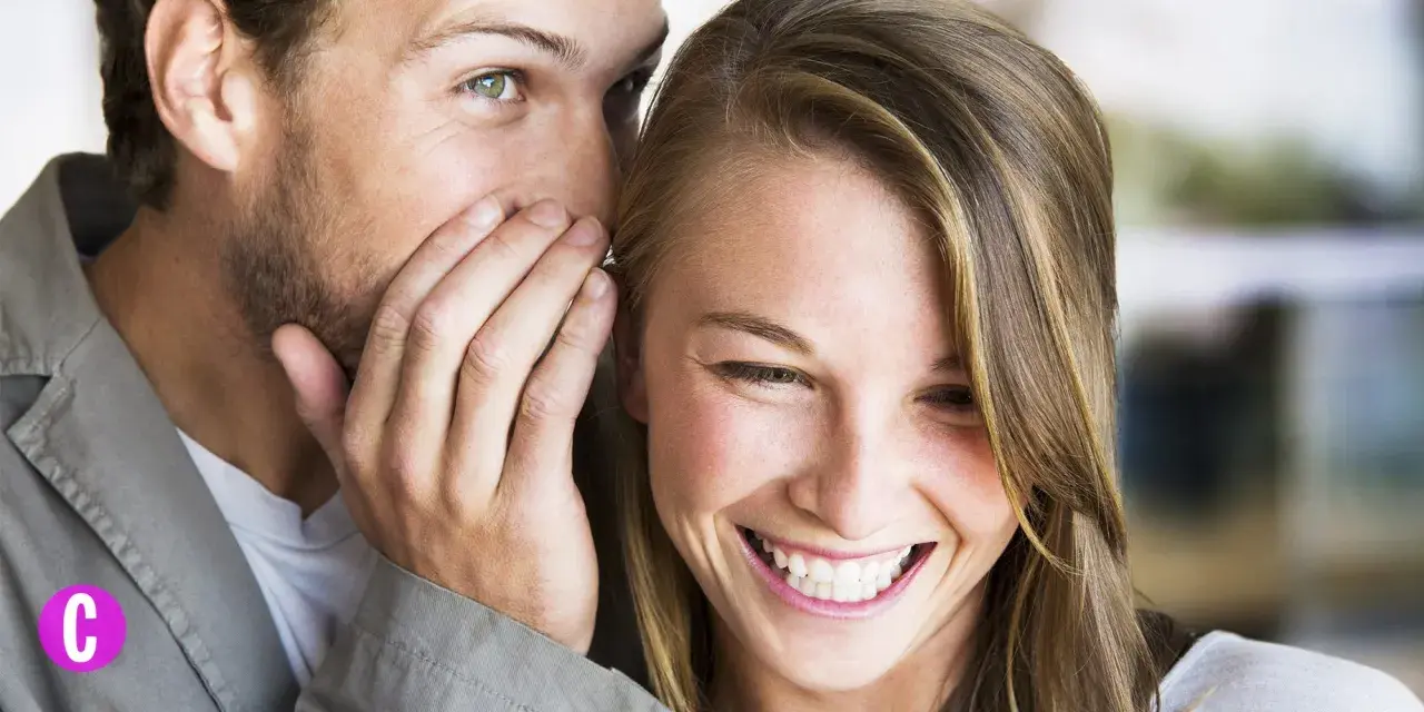 Un uomo le sussurra qualcosa all'orecchio, lei mi guarda negli occhi serio, ma un sorriso le increspa le labbra.