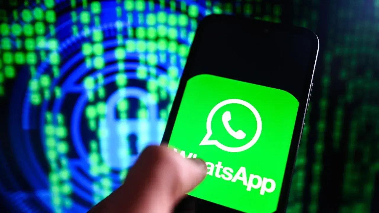 Un dito tocca lo schermo di uno smartphone con il logo WhatsApp, simbolo di cosa è una chat moderna. Sullo sfondo, un lucchetto digitale e codice binario suggeriscono sicurezza e comunicazione.
