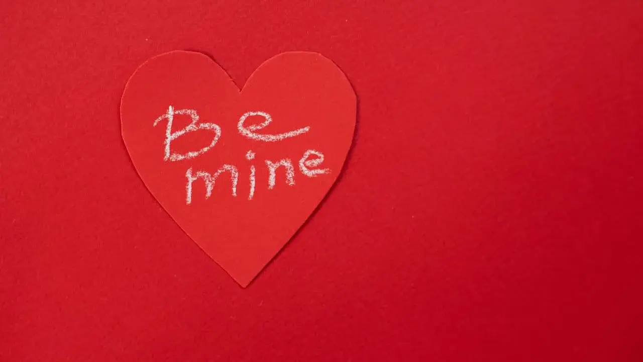 Cuore rosso con scritta "Be mine", un dolce complimento ad una ragazza in chat.