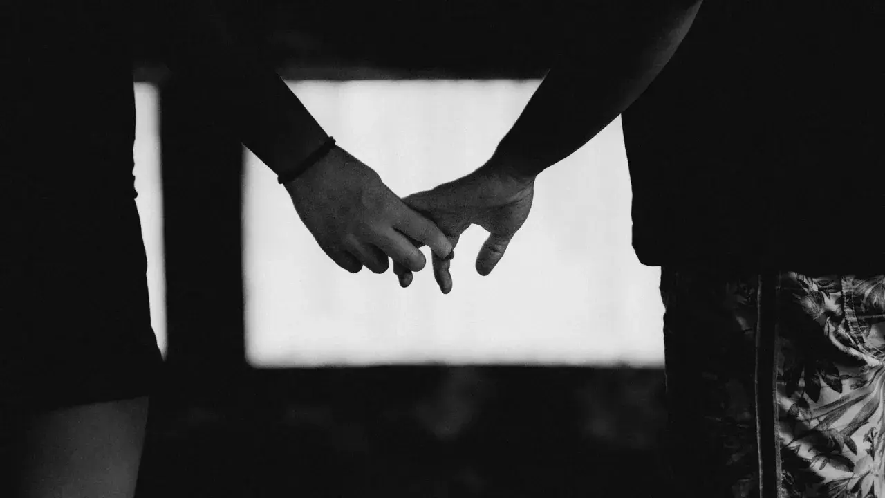 Mani intrecciate, un legame profondo che simboleggia il vero orbiting significato dell'amore e della connessione.