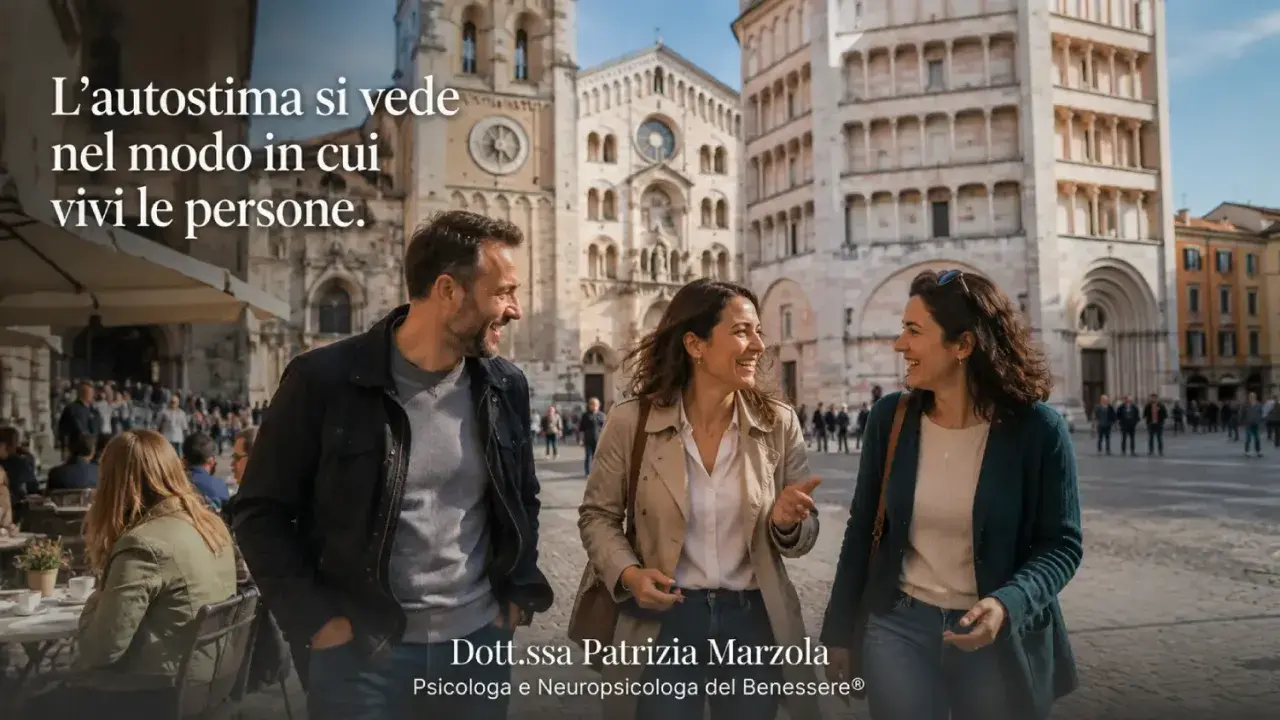 Tre amici sorridono passeggiando in una piazza storica. Impara come piacere a crush con autenticità.