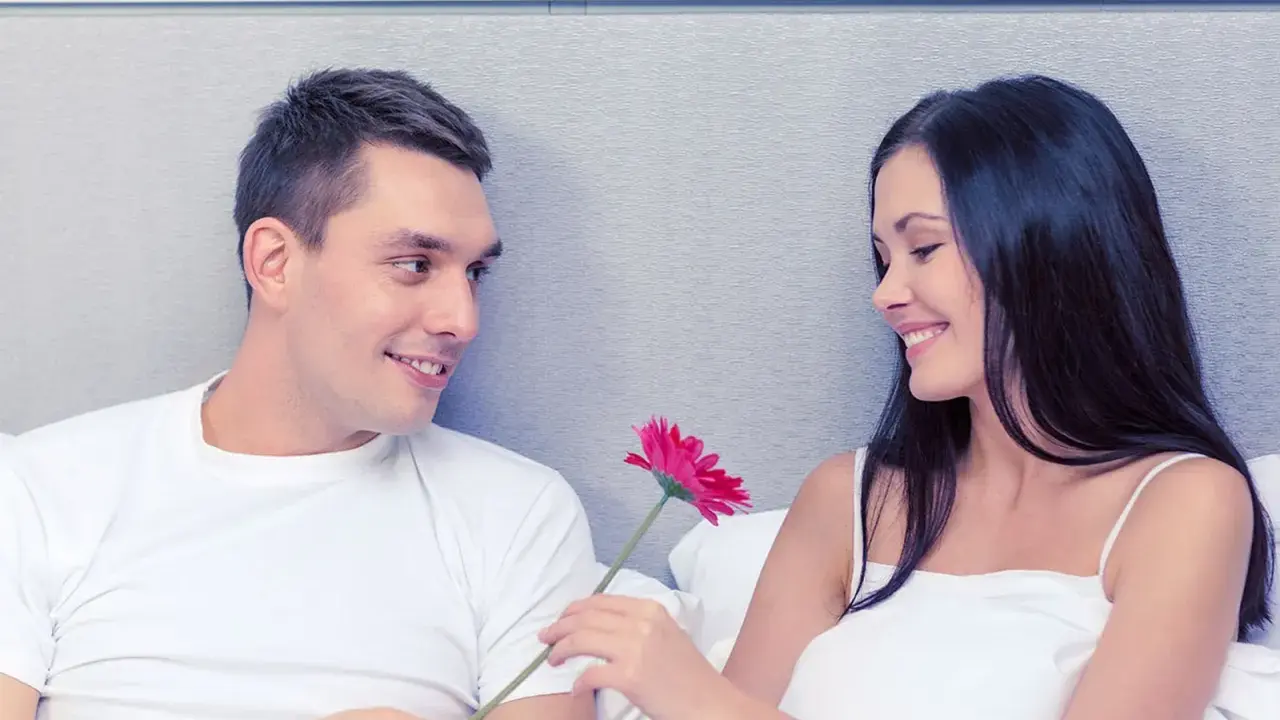 Un uomo offre un fiore a una ragazza, un gesto che potrebbe essere l'inizio di tanti complimenti da fare a una ragazza sconosciuta.