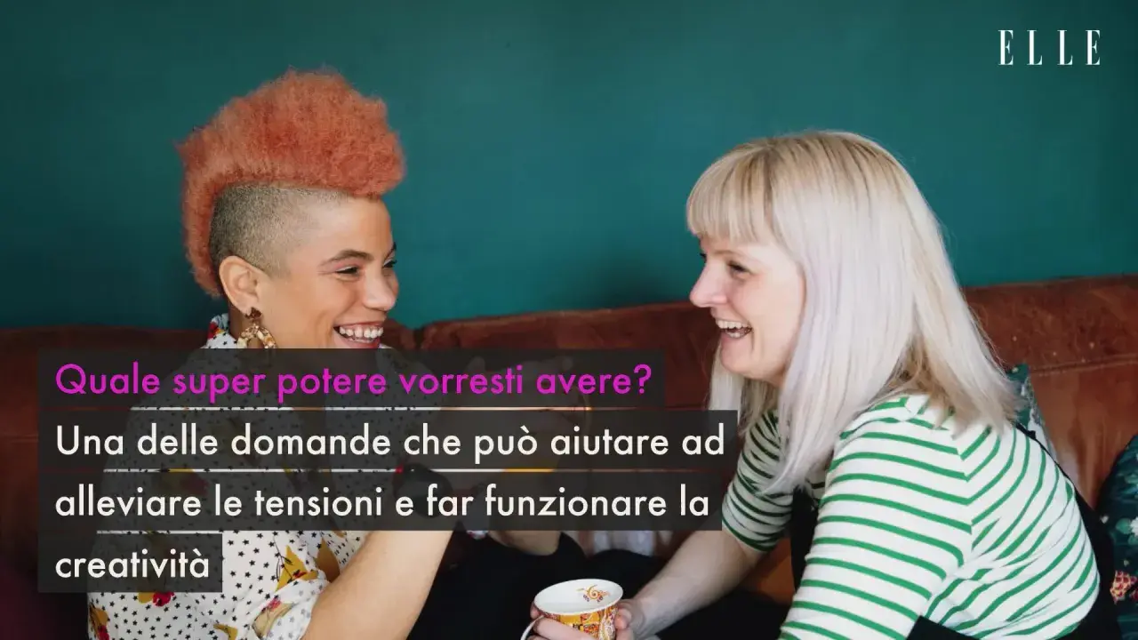 Due amiche ridono, una con capelli rosa e l'altra bionda. "Quale super potere vorresti avere?" è una delle domande da farsi per conoscersi, stimolando la creatività.
