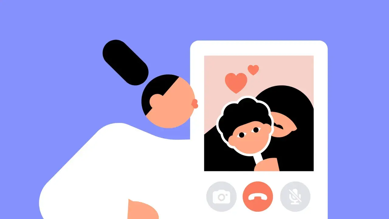 Ragazza in videochiamata, forse vittima di catfish, con cuori sullo schermo.