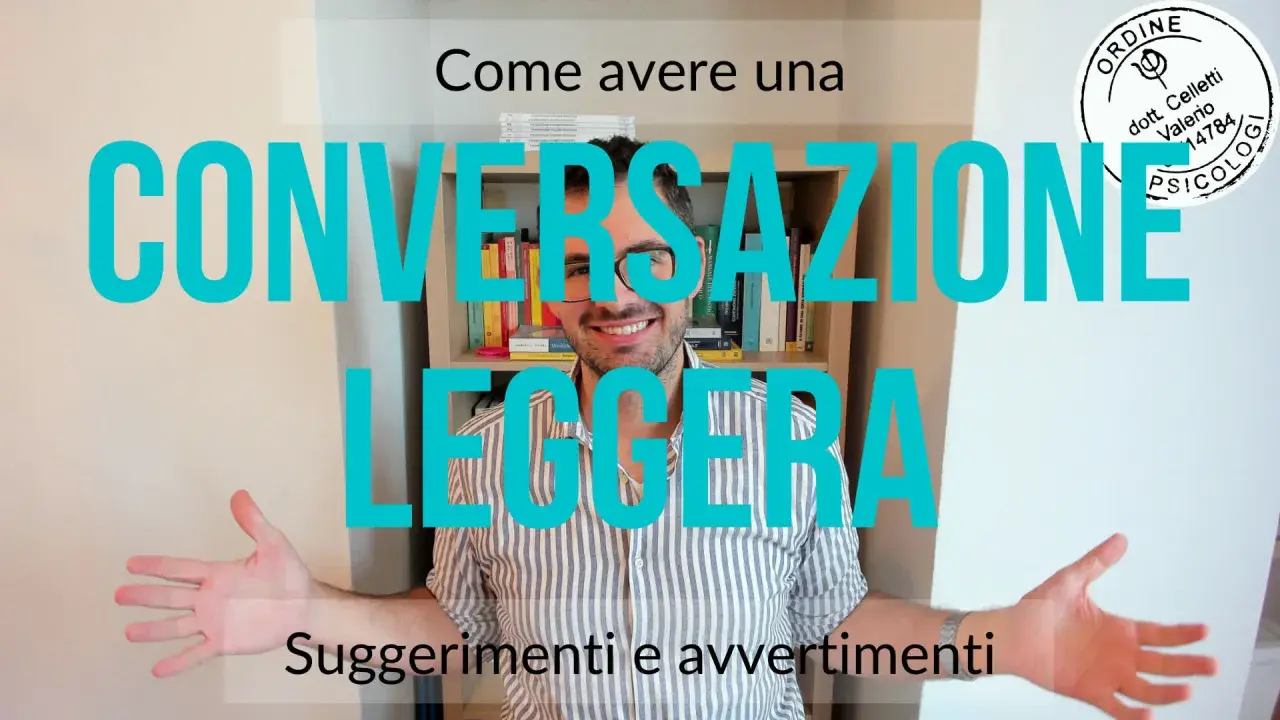 Uomo sorridente con libri alle spalle, mostra come fare conversazione leggera con suggerimenti e avvertimenti.