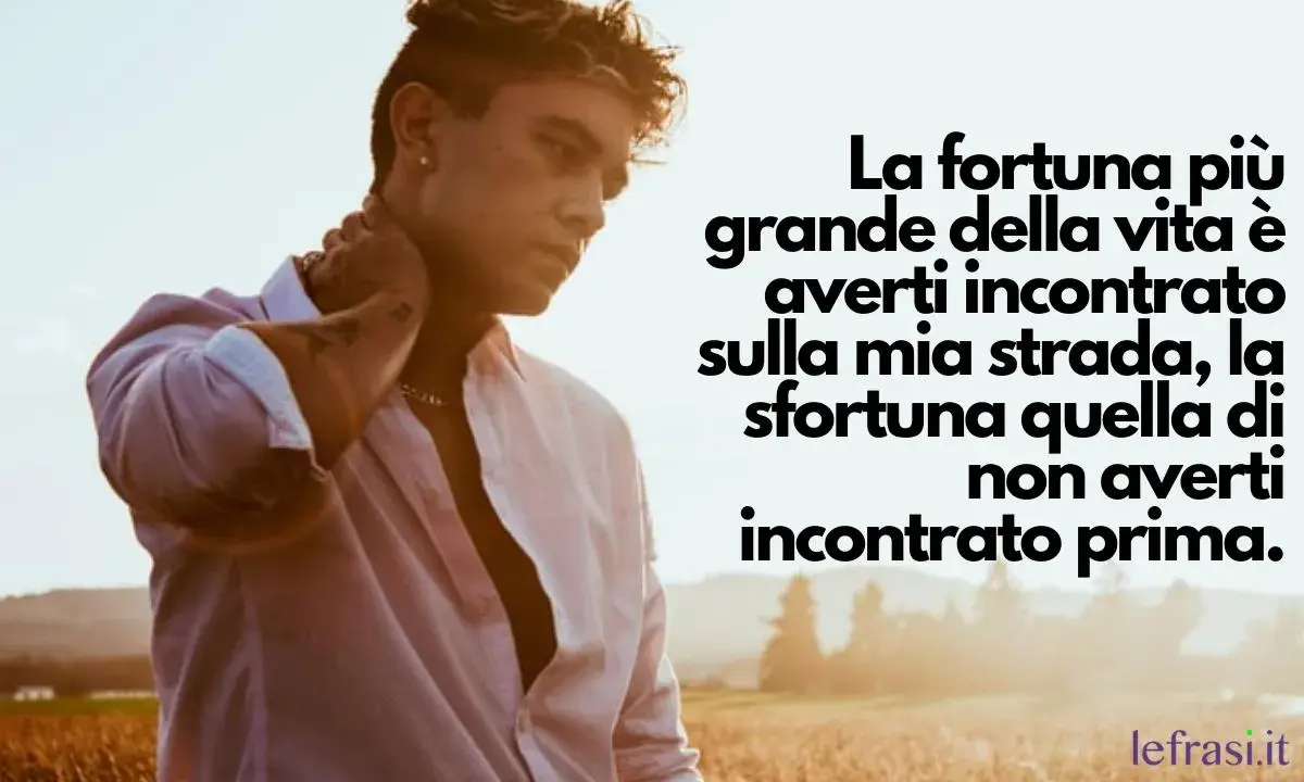 Un ragazzo con un'espressione pensierosa, con una frase che suggerisce cosa scrivere a un ragazzo che ti piace: "La fortuna più grande della vita è averti incontrato sulla mia strada".
