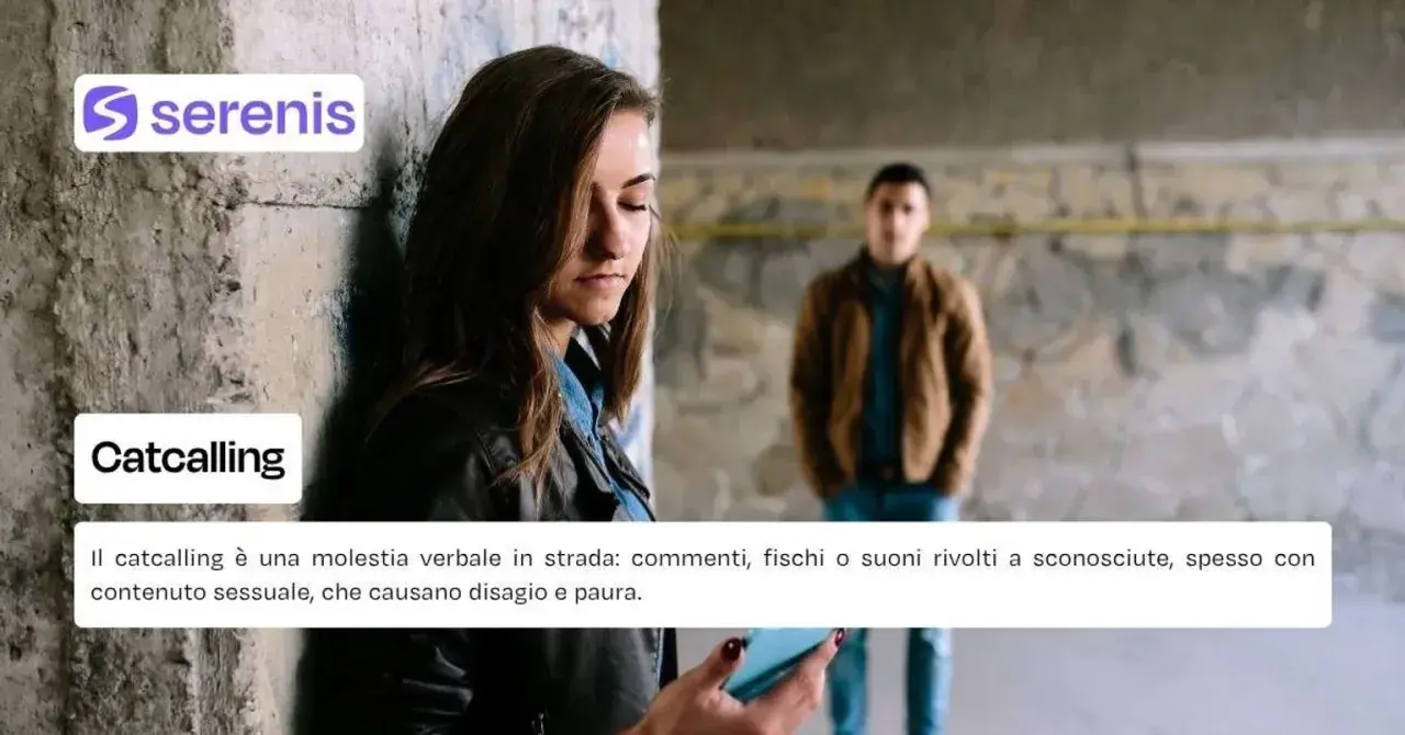 Ragazza turbata da commenti indesiderati, il **catcalling significato** è molestia verbale in strada.