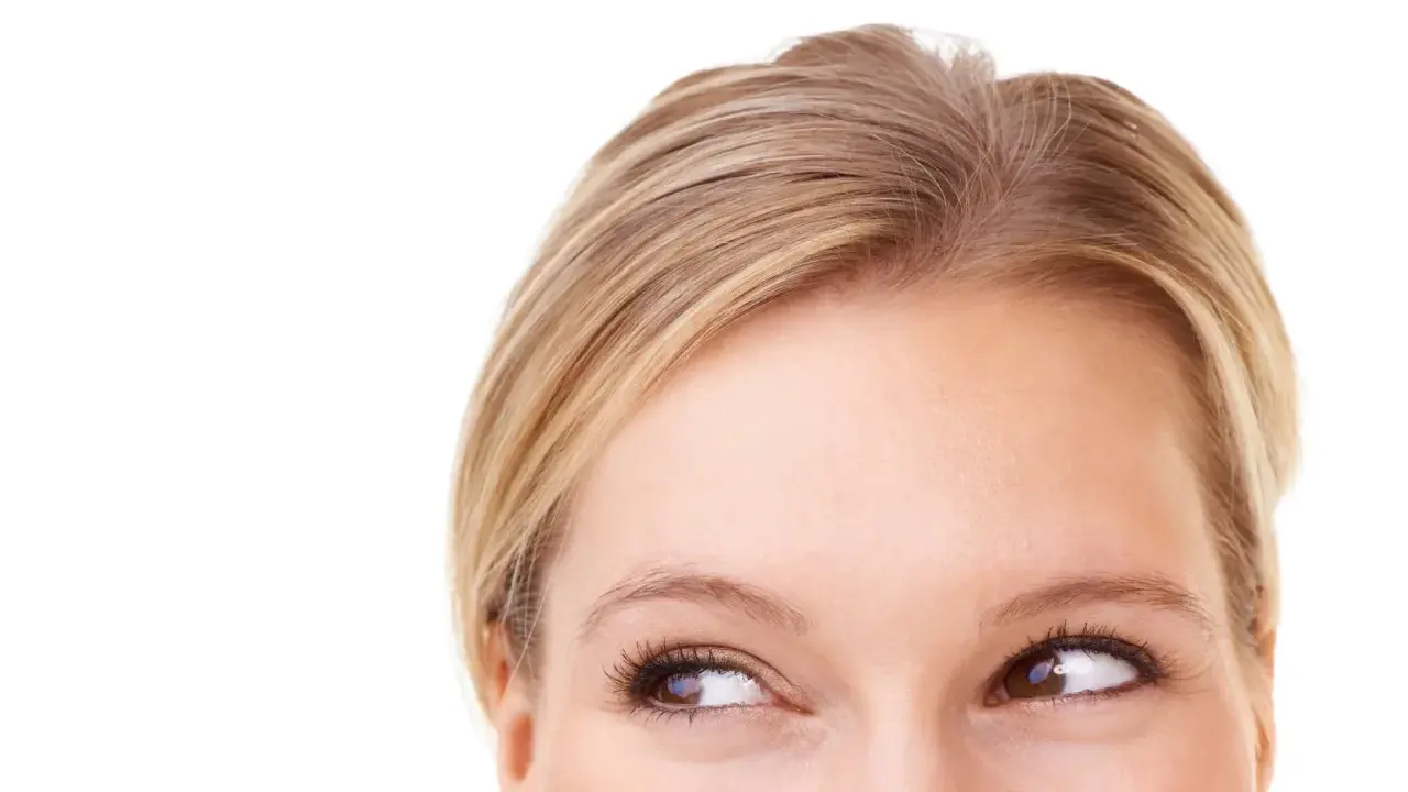 Occhi innamorati come sono, con uno sguardo che si perde nel pensiero, incorniciati da capelli biondi e una pelle luminosa.
