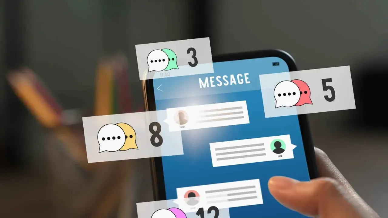 Notifiche di messaggi in arrivo su uno smartphone, come una roulette chat.