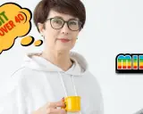 Donna sorridente con tazza gialla e tablet, pensa a Mibbit chat over 40. Logo Mibbit colorato.