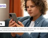 Ragazzo con smartphone, il testo spiega che chi fa orbiting ritorna nella vita digitale altrui senza interazioni dirette, creando confusione.