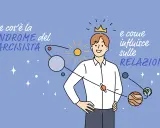 Il punto debole del narcisista: un uomo con una corona, circondato da pianeti, simboleggia come la sindrome influenzi le relazioni.