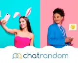 Ragazza con orecchie da coniglio fa selfie, ragazzo in giacca blu. Chatrandom recensioni: incontri virtuali divertenti.