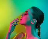 Occhi scintillanti, labbra socchiuse e un tocco di mano che sussurra frasi che spiazzano un uomo, immersi in luci neon.