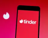 Smartphone con logo Tinder. Inizia un nuovo chat insieme, sperando in un match.