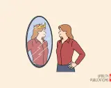 Donna con corona riflessa nello specchio, un'immagine di un narcisista overt che ammira la propria grandezza.