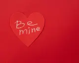 Cuore rosso con scritta "Be mine", un dolce complimento ad una ragazza in chat.