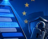 Smartphone con messaggi, lucchetto rotto e bandiera UE. Sicurezza digitale e chatrandom gratis.