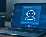 Un laptop mostra un'interfaccia di be2 chat con un'icona di robot. Accanto, una tazza e uno smartphone.