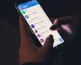 Mani che scorrono su Telegram, mostrando cinque chat attive: notizie, oroscopo, psicologia, inglese e musica.