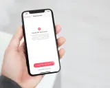 Schermata del telefono che mostra come disinstallare Tinder, con opzioni per mettere in pausa o eliminare l'account.