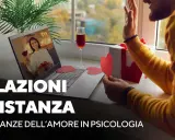 Uomo saluta su videochiamata, con un regalo e cuori rossi, per attrarre una persona a distanza.