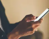 Mani che scorrono su uno smartphone, forse applicando la tattica di non rispondere ai messaggi per un po' di pace.