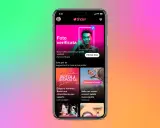 Schermata di Tinder con opzioni di "tinder explore": foto verificata, botta e risposta, emozioni al limite e suggerimenti personalizzati.