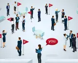 Persone in un evento di networking, con una nuvoletta "you" che indica il punto di vista. Come si risponde a piacere di conoscerti?