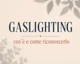 Gaslighting significato: cos'è e come riconoscerlo. Immagine con testo su sfondo beige e ombre di foglie.