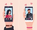 Due mani tengono smartphone con profili di un uomo e una donna, cuori rosa fluttuano. Un adulto amico cerca l'amore online.
