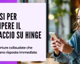 Scopri modi carini per scrivere frasi che rompano il ghiaccio su Hinge. Una donna sorride mentre guarda il telefono.