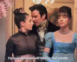 Un uomo si avvicina a una donna, mentre un'altra osserva. Cosa pensa un uomo se non ti fai sentire?