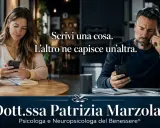 Coppia separata da uno schermo, lei al bar, lui in ufficio. Se lui è online ma non mi scrive, forse interpreta male il mio messaggio.