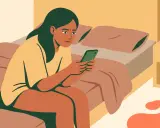 Ragazza sul letto, pensierosa, con il telefono in mano, mentre pensa a come dire a qualcuno che ti piace per messaggio.