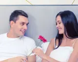 Un uomo offre un fiore a una ragazza, un gesto che potrebbe essere l'inizio di tanti complimenti da fare a una ragazza sconosciuta.