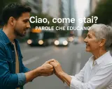 Un uomo e una donna si tengono per mano, sorridendo. La scritta "Ciao, come stai?" suggerisce un modo gentile per rispondere.