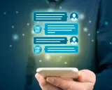 Chatbot che risponde a messaggi su uno smartphone. Un'interazione digitale, un sexy chat 5.