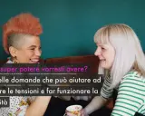 Due amiche ridono, una con capelli rosa e l'altra bionda. "Quale super potere vorresti avere?" è una delle domande da farsi per conoscersi, stimolando la creatività.