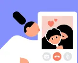 Ragazza in videochiamata, forse vittima di catfish, con cuori sullo schermo.