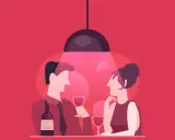 Coppia a cena, lui non si fa sentire per tattica, lei attende pensierosa. Calice di vino e bottiglia sul tavolo.