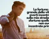 Un ragazzo con un'espressione pensierosa, con una frase che suggerisce cosa scrivere a un ragazzo che ti piace: "La fortuna più grande della vita è averti incontrato sulla mia strada".