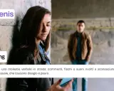Ragazza turbata da commenti indesiderati, il **catcalling significato** è molestia verbale in strada.