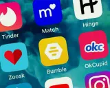 Schermata con icone di app di incontri come Tinder, Bumble, OkCupid, Hinge, Zoosk e Match. Molte di queste sono usate per siti chat sesso.