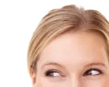 Occhi innamorati come sono, con uno sguardo che si perde nel pensiero, incorniciati da capelli biondi e una pelle luminosa.