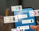Notifiche di messaggi in arrivo su uno smartphone, come una roulette chat.