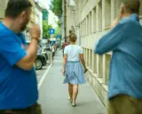 Uomo in strada fa gesti volgari a donna, un esempio di catcalling reato.