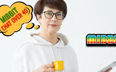 Donna sorridente con tazza gialla e tablet, pensa a Mibbit chat over 40. Logo Mibbit colorato.