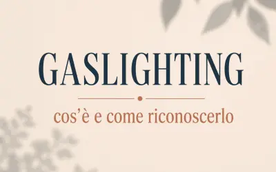 Gaslighting significato: cos'è e come riconoscerlo. Immagine con testo su sfondo beige e ombre di foglie.